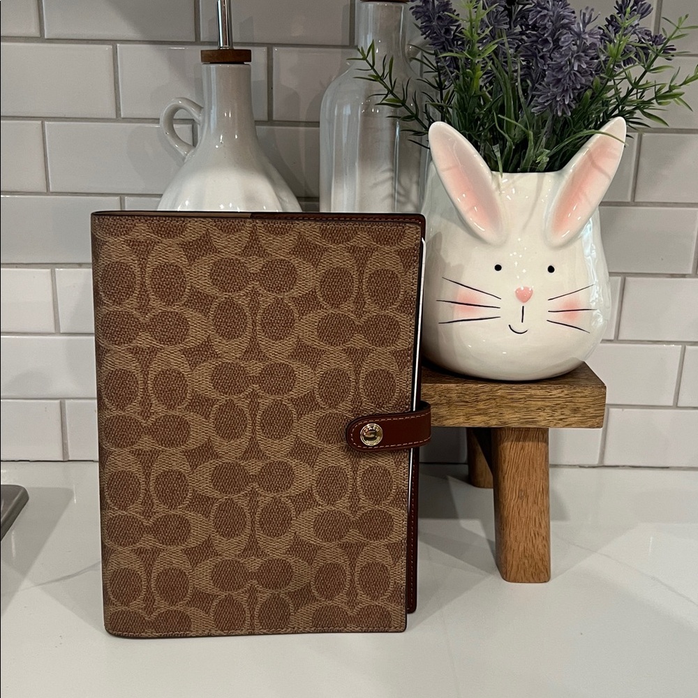 ✏️ Cute. COACH NOTEBOOK